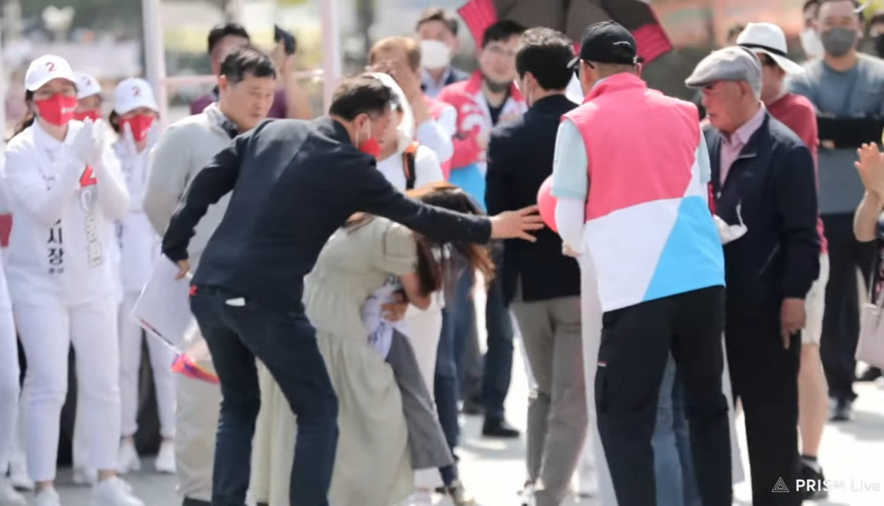 지난 28일 고양시 일산 호수공원에서 나들이와 유세 인파 속에 아이를 잃어버린 엄마가 아이 찾은 뒤 부둥켜안고 있다. [김은혜tv 캡처]