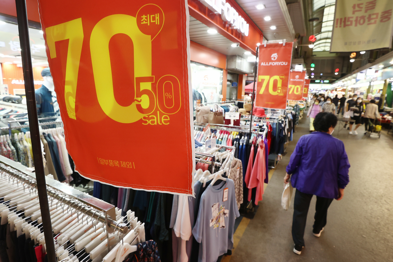This photo taken Monday, shows people at a traditional market in Seoul as the government began to execute a new 62 trillion-won ($49.4 billion) extra budget for small businesses hit by the COVID-19 pandemic. (Yonhap)