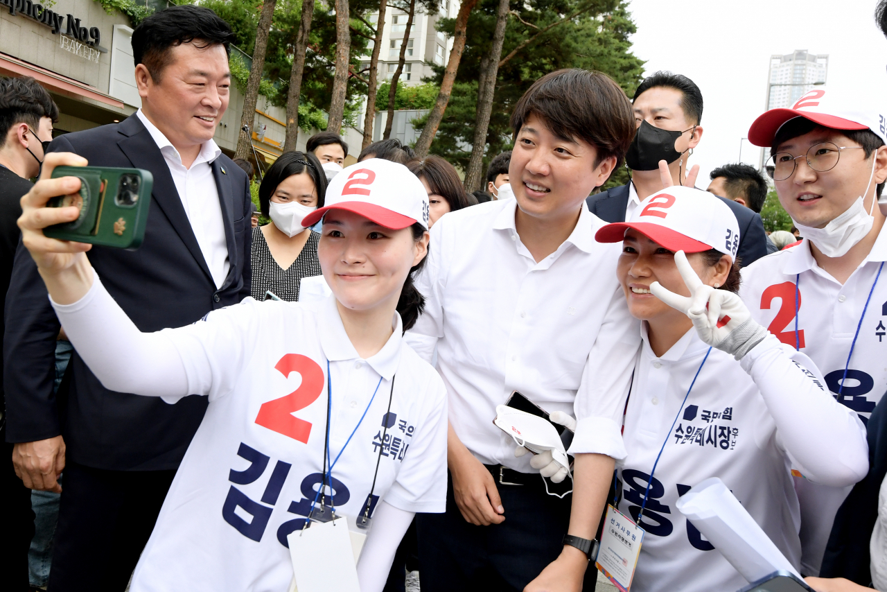 국민의힘 이준석 대표가 30일 오후 경기 수원시 영통구 경기도청 신청사 앞에서 열린 경기 남부권 기초단체장 후보 공약 실천 약속 기자회견에서 선거운동원들과 사진을 찍고 있다. [연합]
