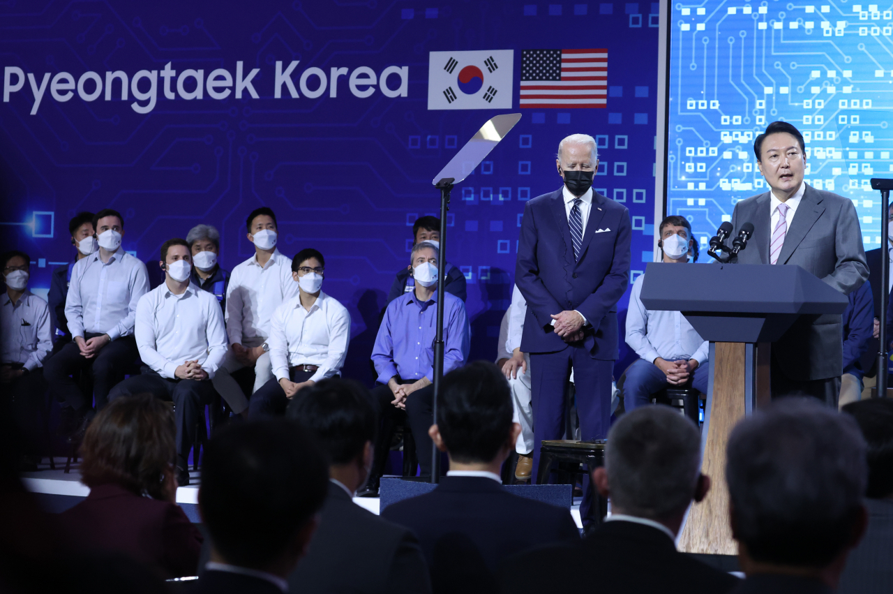 윤석열 대통령이 5월 20일 한국을 첫 방문한 바이든 미국 대통령과 경기도 평택시 삼성전자 반도체공장 시찰을 마친 뒤 연설하고 있다. [연합]