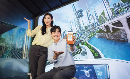 SK텔레콤 모델들이 UAM이 보편화된 미래 도시를 구현한 영상을 관람하는 장면. [SKT 제공]
