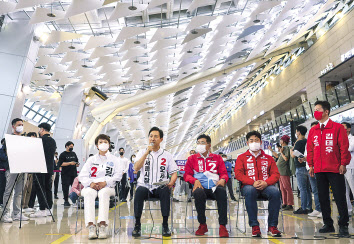 오세훈 국민의힘 서울시장 후보가 30일 서울 강서구 김포공항 국내선 청사에서 김포공항 이전 저지를 위한 공동 기자회견 및 연대협약식에 참석해 발언하고 있다. 이상섭 기자