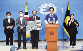 더불어민주당 송영길 서울시장 후보가 30일 오전 국회 소통관에서 서부 대개발 정책 기자회견을 열고 김포공항부지 첨단신도시 조성안 등을 발표하고 있다. [연합]