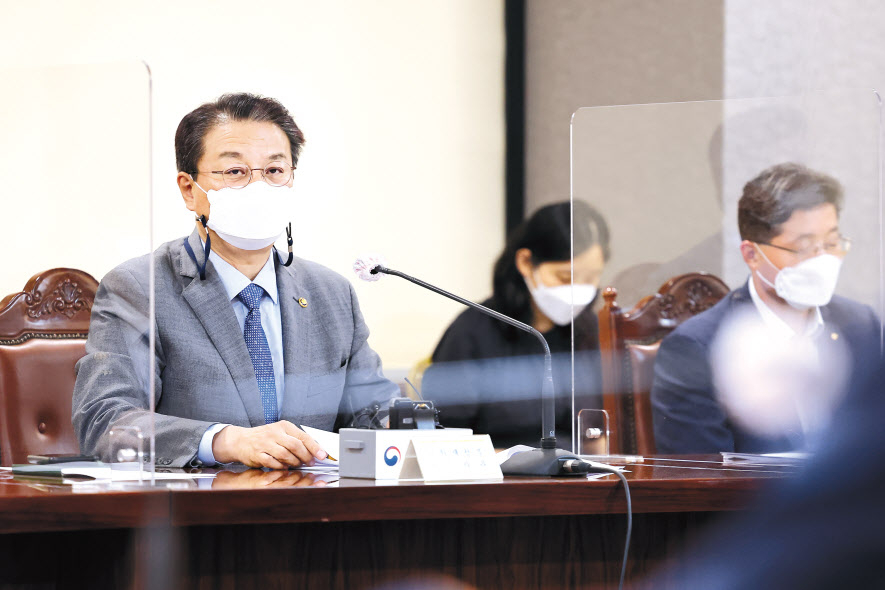 방기선 기획재정부 1차관이 31일 오전 서울 중구 은행회관에서 윤석열 정부 첫 거시경제금융회의를 주재하고 있다. [연합]