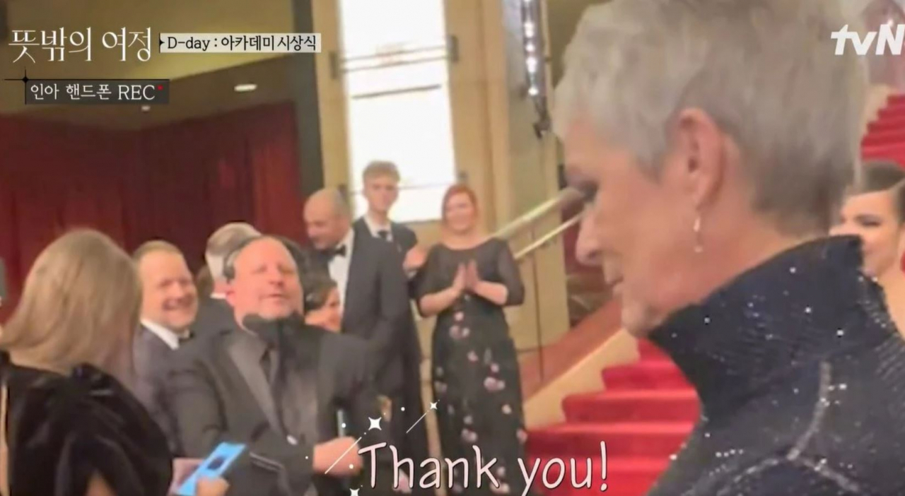 할리우드 배우 제이미 리 커티스가 처음 보는 배우 이서진에게 핸드백을 맡겨 인종차별 논란이 불거졌다.[tvN '뜻밖의 여정']