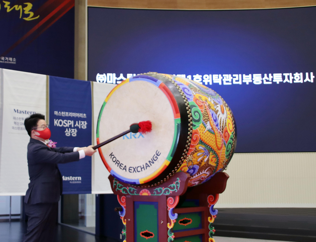 2022년 5월 31일 오전 서울 여의도 한국거래소에서 김대형 마스턴투자운용 대표이사가 상장을 기념하여 타북을 하고 있다.[제공: 마스턴투자운용]