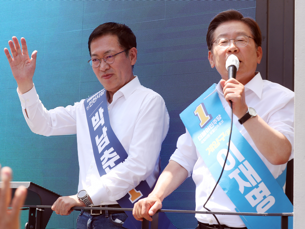 이재명(오른쪽) 더불어민주당 인천 계양구을 국회의원 보궐선거 후보가 6·1 지방선거를 하루 앞둔 31일 인천시 계양구 계산동에서 같은 당 박남춘 인천시장 후보와 함께 시민들에게 지지를 호소하고 있다. [연합]