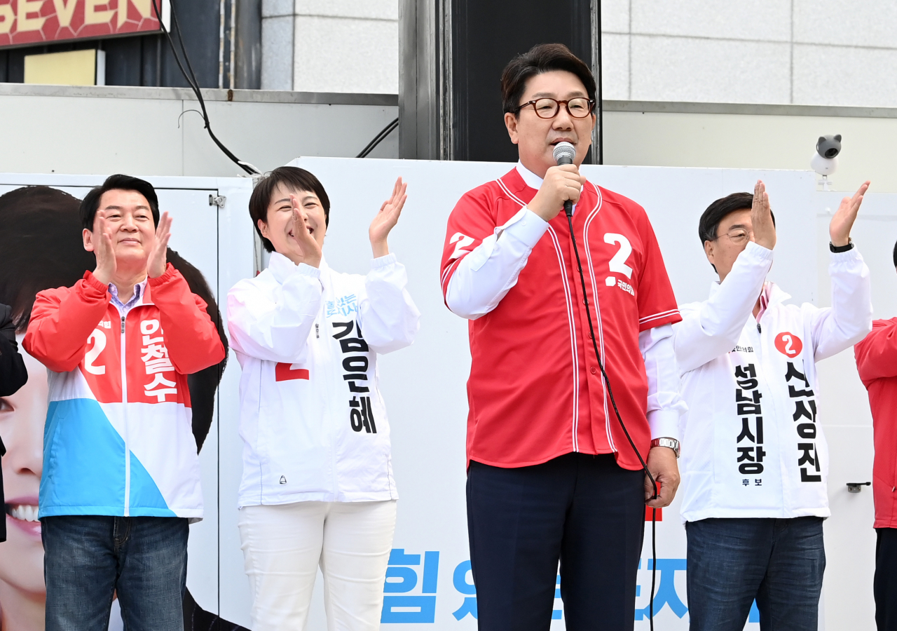 권성동 국민의힘 원내대표가 31일 경기 성남시 분당구 야탑역 앞에서 열린 중앙선대위 경기도 총집결 필승 유세에서 지지를 호소하고 있다. 왼쪽부터 안철수 성남분당갑 국회의원 후보, 김은혜 경기도지사 후보, 권 원내대표, 신상진 성남시장 후보. [연합]