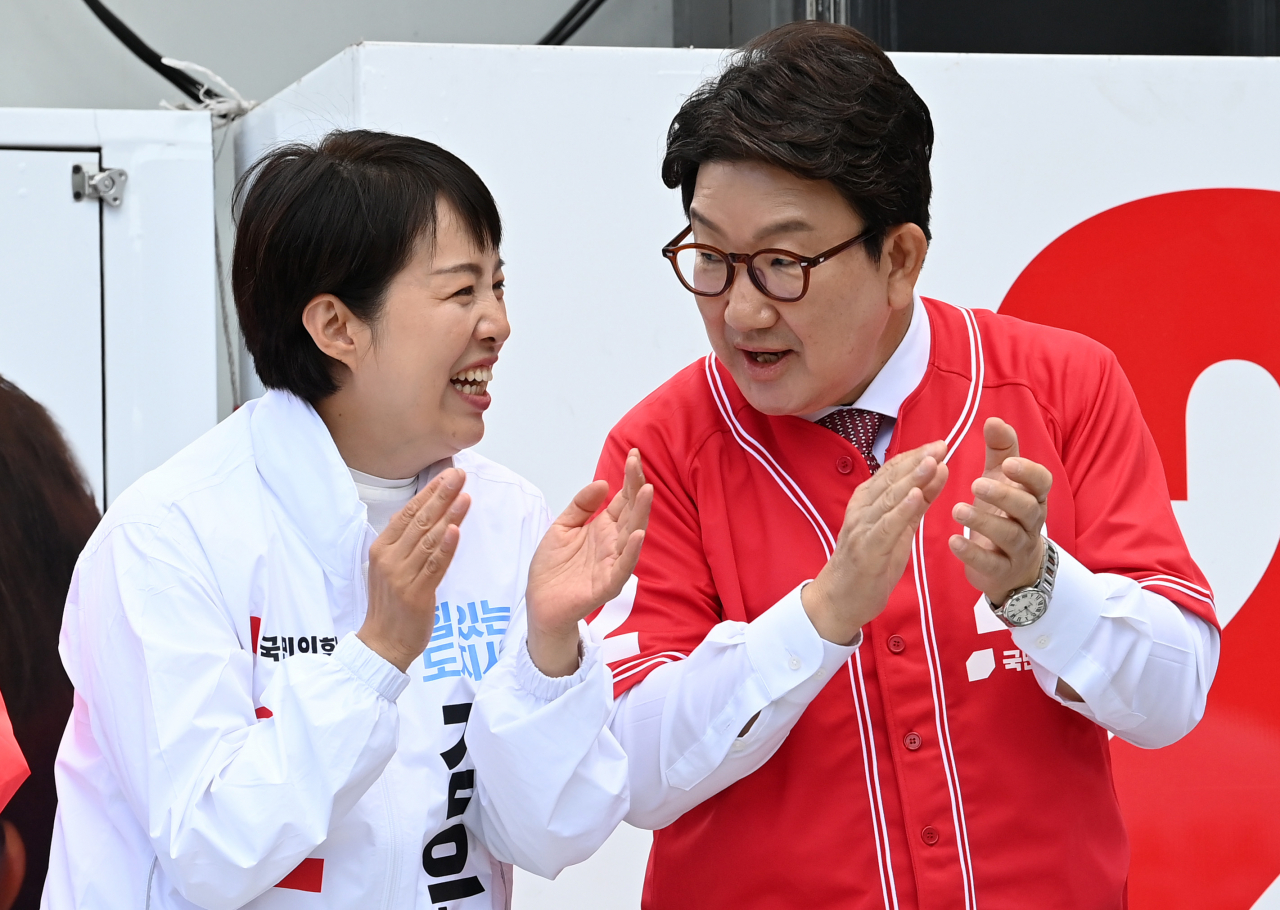 김은혜 국민의힘 경기도지사 후보와 권성동 원내대표가 31일 경기 성남시 분당구 야탑역 앞에서 열린 중앙선대위 경기도 총집결 필승 유세에서 대화하고 있다. [연합]