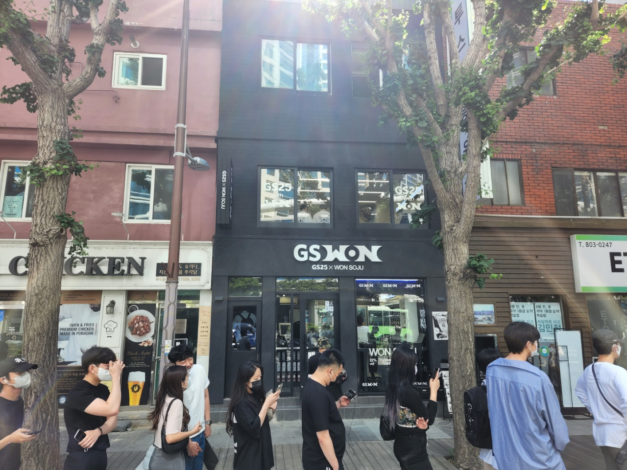 부산 전포동 카페거리에서 이날부터 내달 6일까지 운영하는 ‘지에스 원(GS WON)’ 팝업 스토어에 오픈 첫날인 31일 1000여명이 몰리며 인기를 실감했다.[GS리테일 제공]