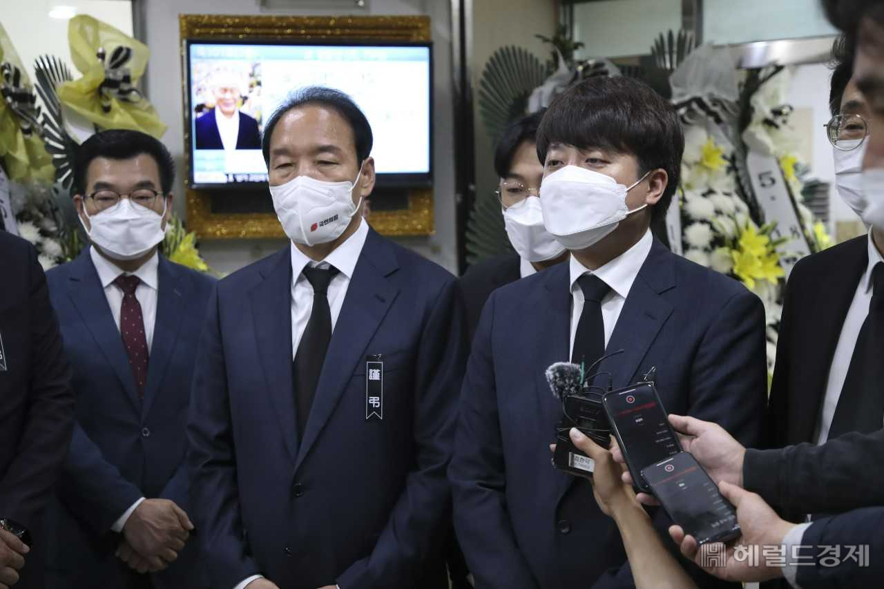 이준석 국민의힘 당 대표가 30일 오전 주기환 광주시장 후보와 함께 고(故) 정동년 5·18 기념재단 이사장의 빈소를 조문했다.