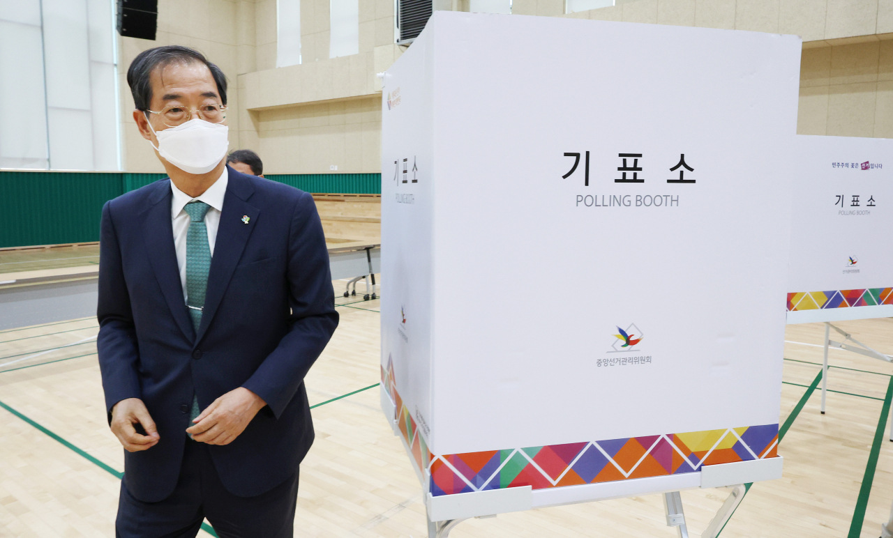 한덕수 국무총리가 제8회 전국동시지방선거를 하루 앞둔 31일 오후 세종시 새롬동 주민센터에 마련된 투표소를 방문, 설치상황 및 방역 대책 등을 살피고 있다. [연합]