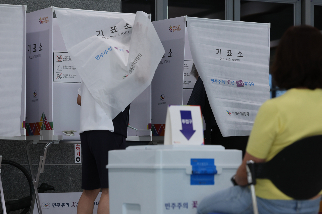제8회 전국동시지방선거일인 1일 유권자들이 투표를 하고 있다. 연합뉴스