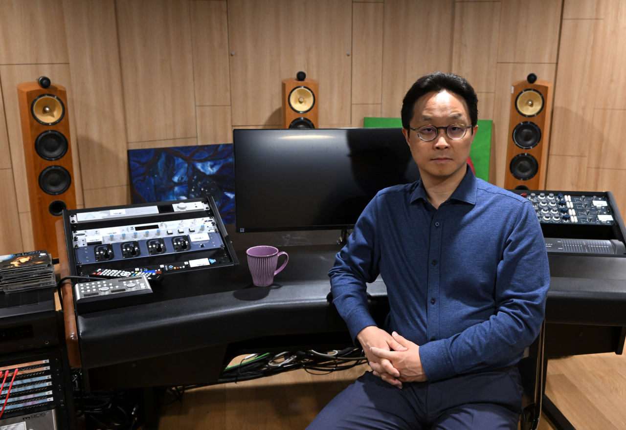 ‘톤 마이스터’는 까다로운 귀와 따뜻한 소통 능력을 가진 사람들이다. 세계적인 톤마이스터 최진 감독은 “톤마이스터는 ‘음반의 지휘자’”라고 했다. 임세준 기자