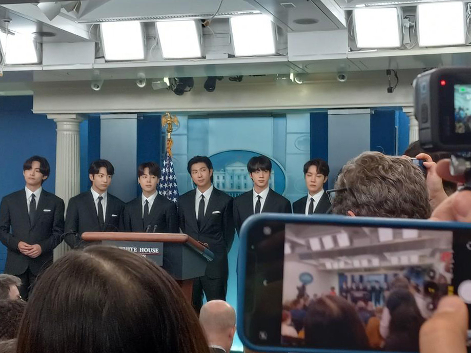 31일(현지시간) 그룹 방탄소년단이 '반(反) 아시안 증오범죄 대응 방안'을 논의하기 위해 조 바이든 미국 대통령을 면담하기 전 브리핑룸을 찾아 발언하고 있다. [연합]