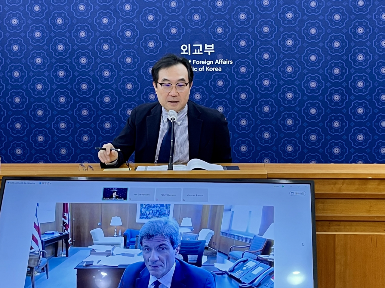 이도훈 외교부 2차관이 1일 오전 미국 국무부의 호세 페르난데스 경제차관과 화상 협의를 하고 있다. [연합]