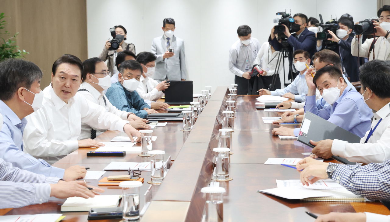 코로나19 손실 보상을 위한 추가경정예산안 집행을 앞둔 30일 오전 윤석열 대통령이 서울 용산 대통령실 청사에서 열린 수석비서관회의에서 김대기 비서실장과 대화하고 있다. [연합]