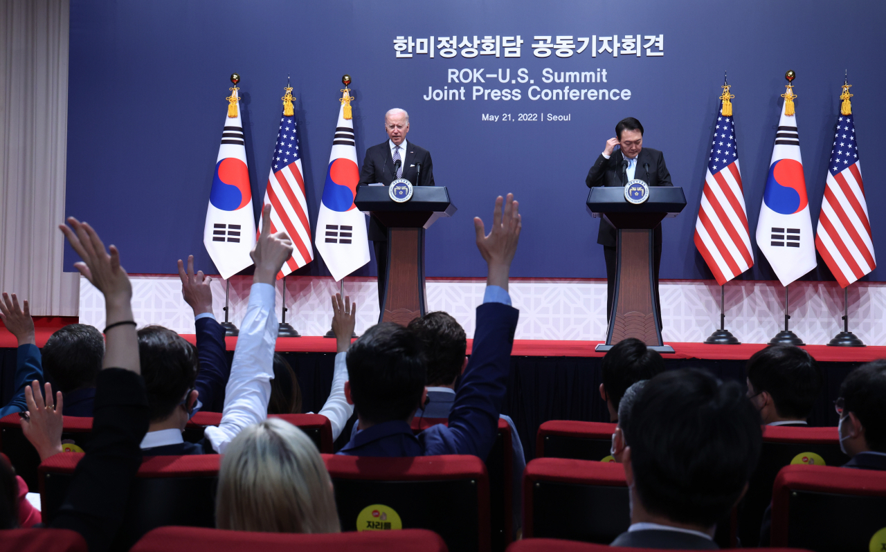 21일 서울 용산 대통령실 청사에서 열린 한미 정상 공동기자회견에서 보도진이 조 바이든 미국 대통령에게 질문을 위해 손들고 있다. [연합]