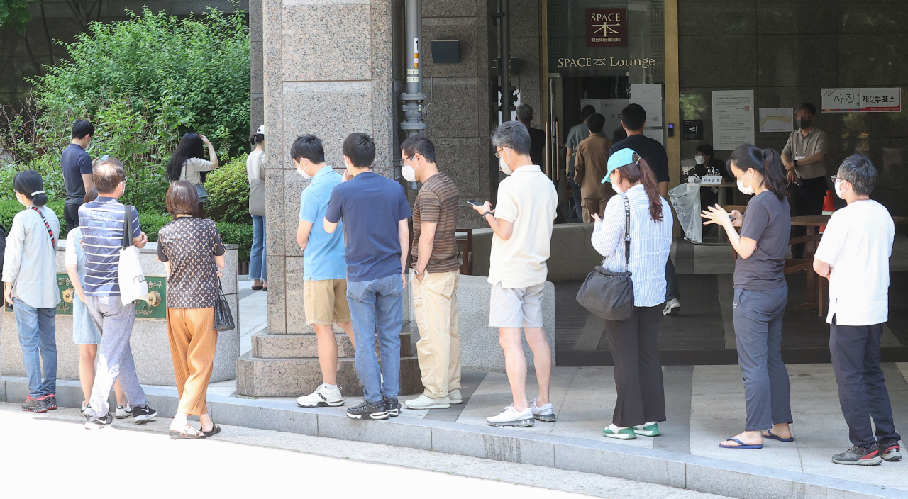 제8회 전국동시지방선거일인 1일 서울 종로구의 한 북카페에 마련된 사직동 제2투표소에서 유권자들이 투표를 위해 줄을 서고 있다. [연합]