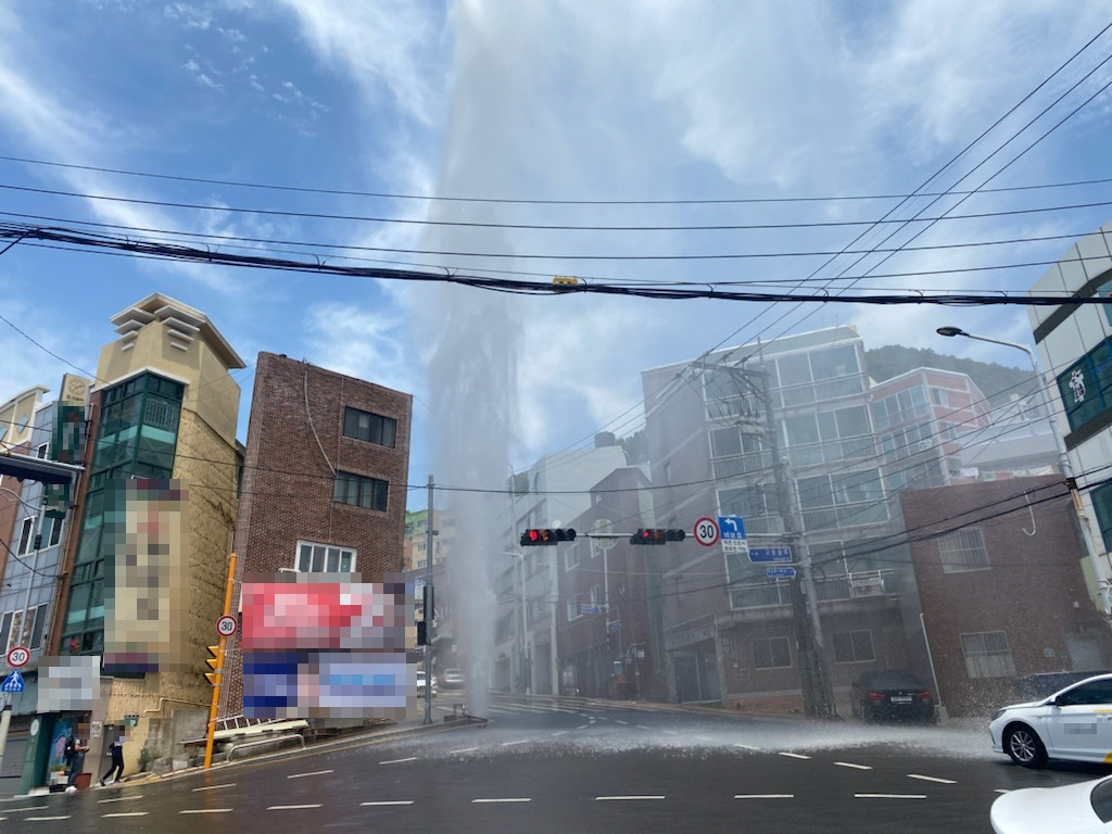 1일 오전 11시 50분께 부산 남구 문현동 한 도로 맨홀에서 상수도관이 파열된 것으로 추정되면서 25ｍ 물기둥이 1시간가량 치솟아 올랐다. 사진은 사고 현장 모습. [연합]