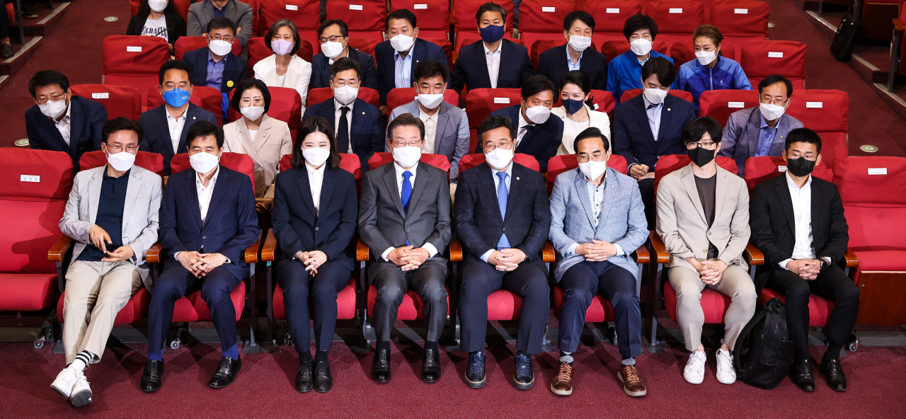 더불어민주당 이재명 총괄선대위원장, 윤호중·박지현 공동비상대책위원장, 박홍근 원내대표와 의원들이 1일 서울 여의도 국회의원회관에 마련된 민주당 개표상황실에서 전국지방선거와 보궐선거 출구조사 결과발표 방송을 지켜보고 있다. [연합]