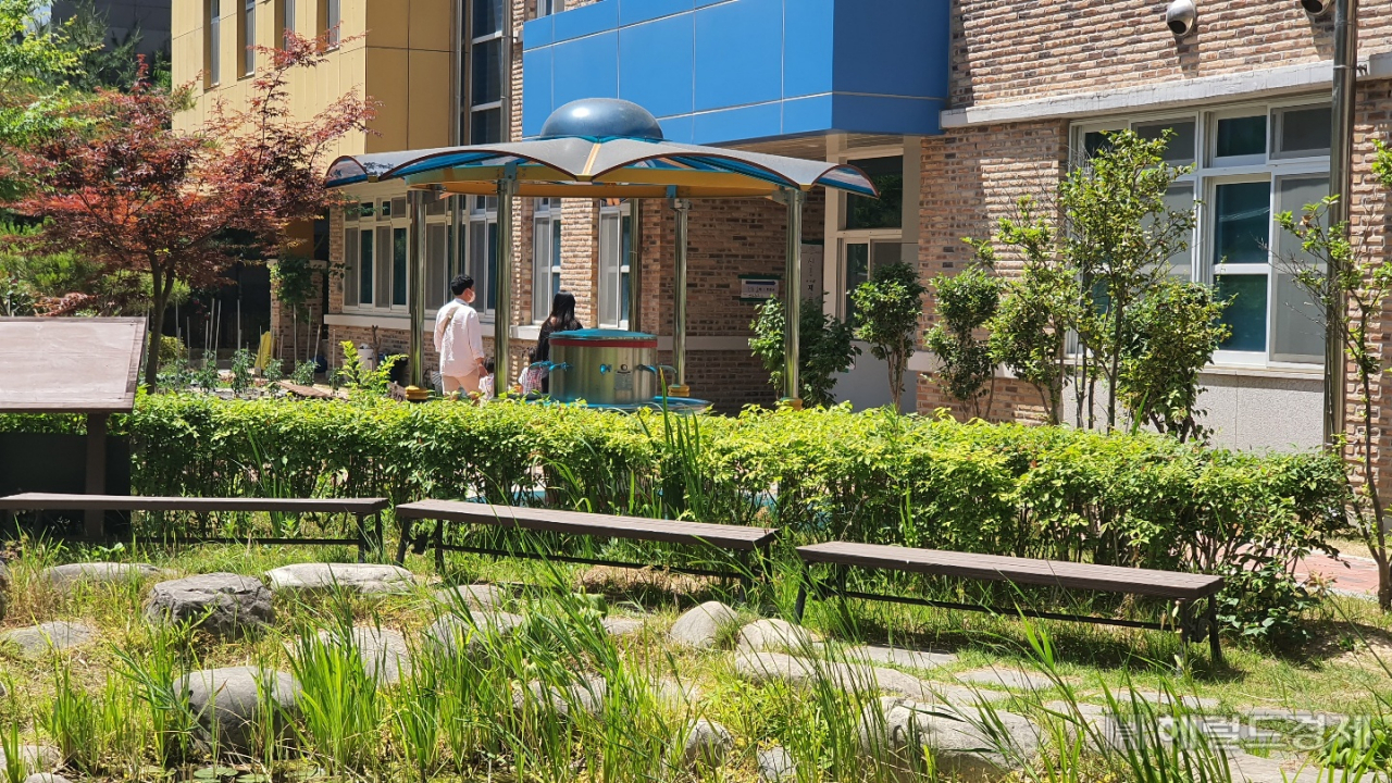 6월 1일 지방선거가 치러진 광주 북구 신용중학교 투표소에 아이들을 동반한 가족단위 시민들이 소중한 한표를 행사했다. 서인주 기자