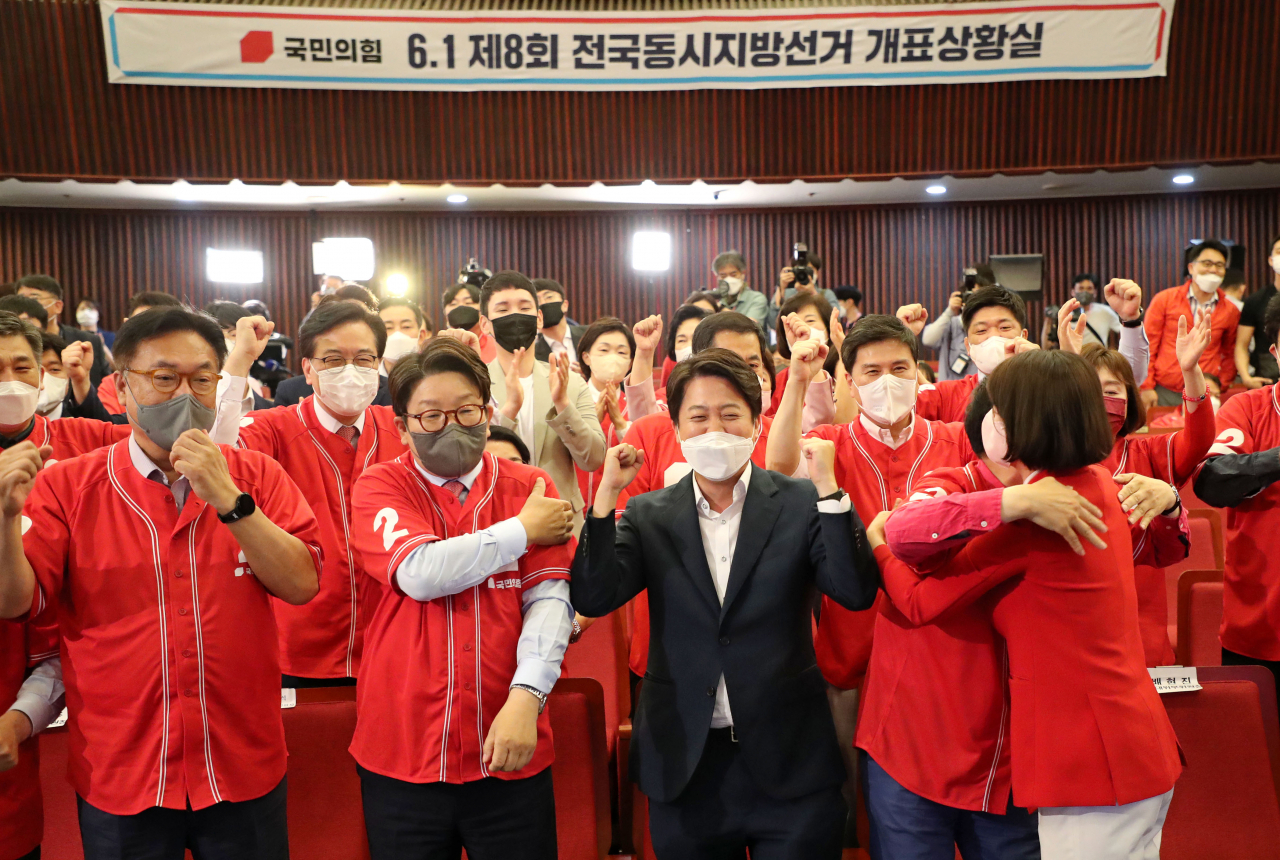 국민의힘 이준석 상임선대위원장, 권성동·김기현 공동선대위원장 등이 1일 서울 여의도 국회도서관에 마련된 ‘국민의힘 제8회 지방선거 개표상황실’에서 출구조사 방송을 시청하며 환호하고 있다. [연합]