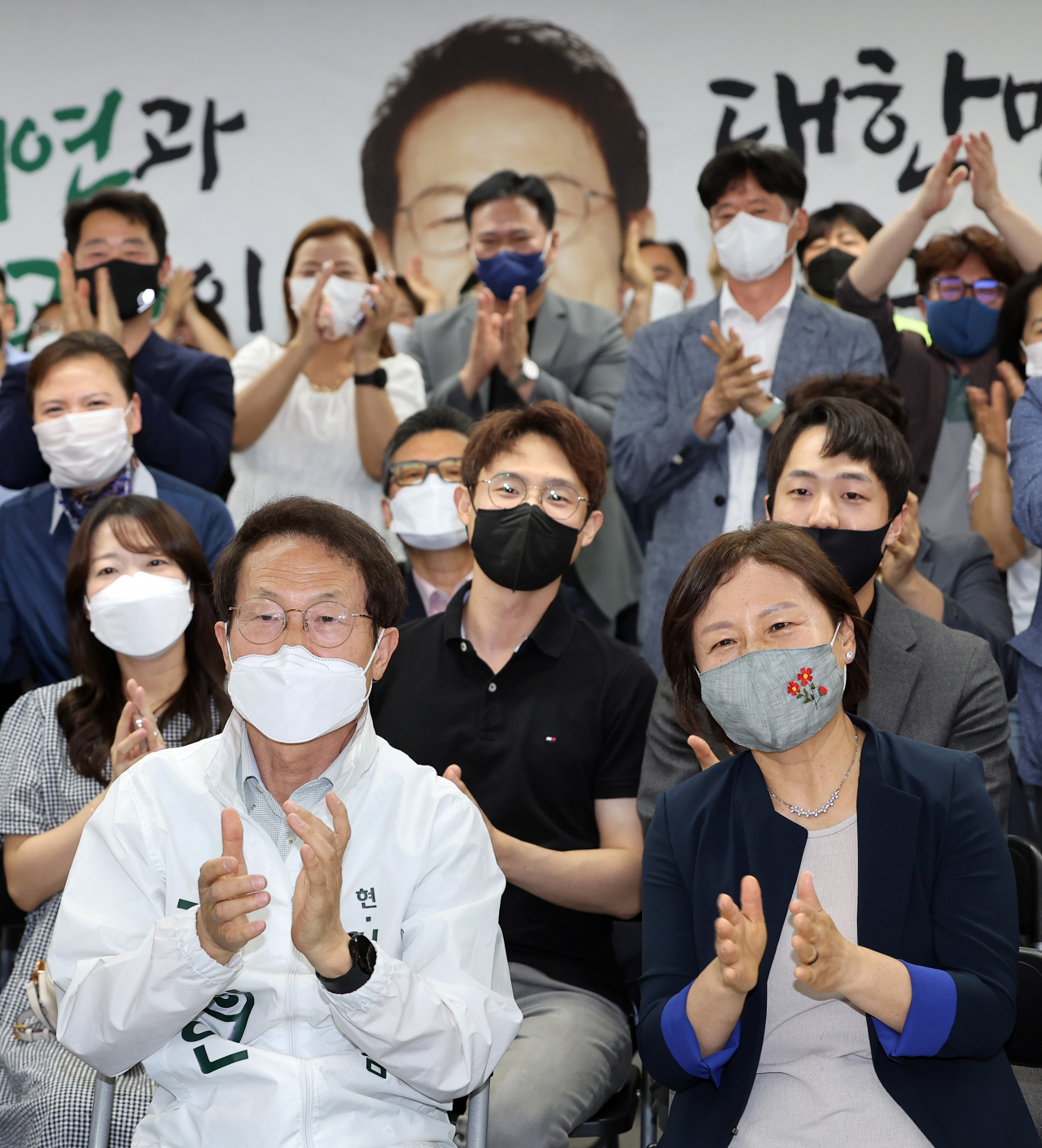 조희연 서울시교육감 후보가 1일 서울 서대문구 한 빌딩에 마련된 선거 사무소에서 출구조사 결과 발표를 지켜보며 박수치고 있다. [연합]