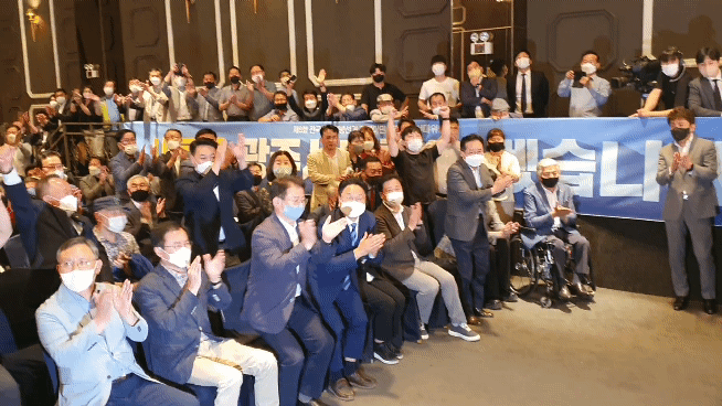 강기정 더불어민주당 광주시장 후보와 지지자들이 1일 출구조사 결과에서 압도적 우위를 확인한 순간 환호성을 내고 있다. 정원석 기자