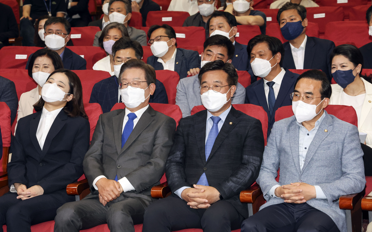 더불어민주당 이재명 총괄선대위원장, 윤호중·박지현 공동비상대책위원장, 박홍근 원내대표와 의원들이 1일 서울 여의도 국회의원회관에 마련된 민주당 개표상황실에서 전국지방선거와 보궐선거 출구조사 결과발표 방송을 지켜보고 있다. [연합]