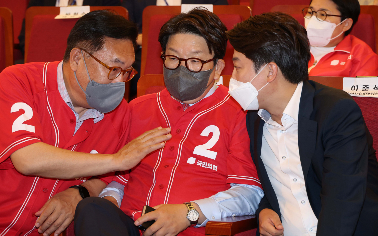 이준석 국민의힘 상임선대위원장, 권성동 공동선대위원장, 정진석 의원이 1일 서울 여의도 국회도서관에 마련된 '국민의힘 제8회 지방선거 개표상황실'에서 출구조사 방송을 시청하며 대화하고 있다. [연합]