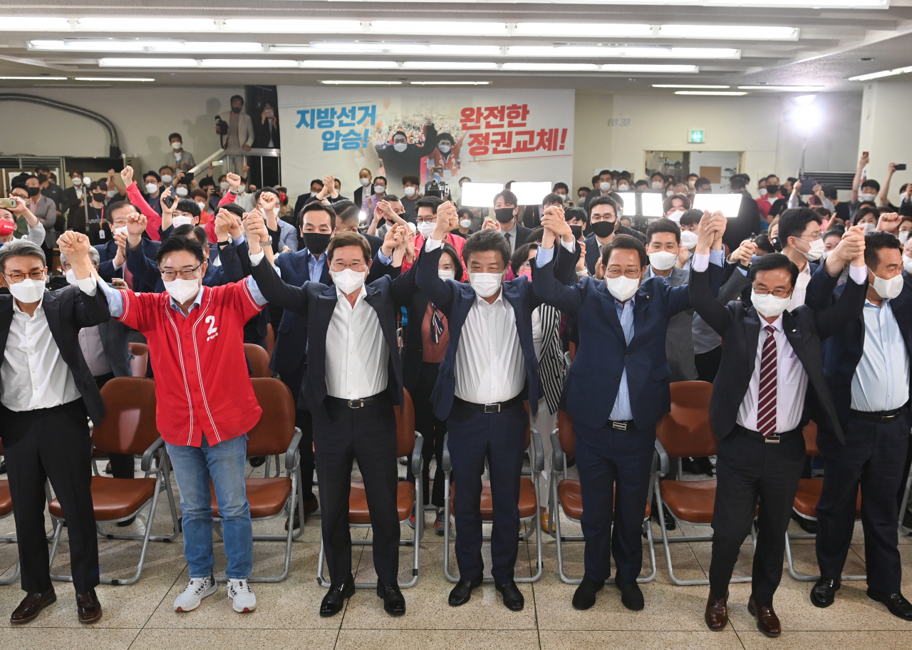 국민의힘 김은혜 경기도지사 후보 캠프 관계자와 지지자들이 1일 오후 경기도 수원시 장안구 선거사무소에서 개표방송을 보며 기뻐하고 있다. [연합]