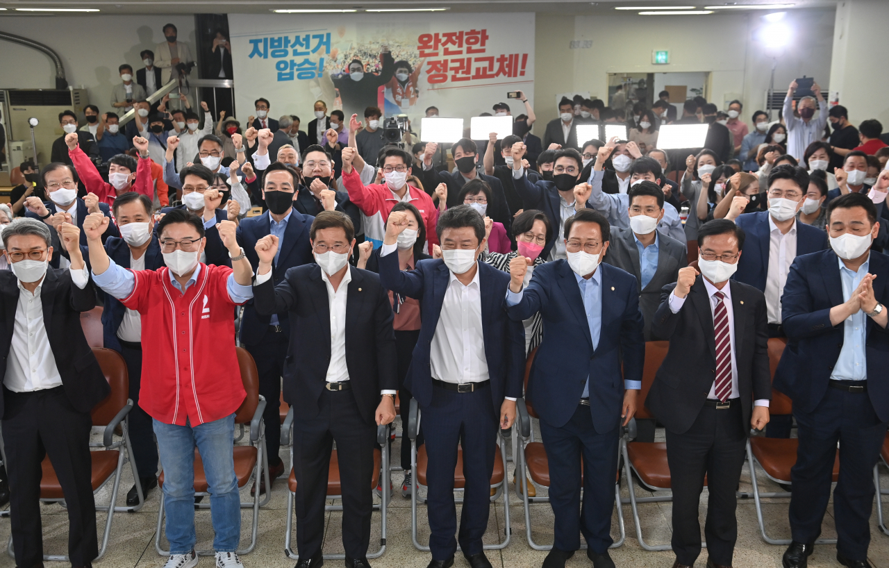 김은혜 국민의힘 경기도지사 후보 캠프 관계자와 지지자들이 1일 오후 경기도 수원시 장안구 선거사무소에서 개표방송을 보며 기뻐하고 있다. [연합]