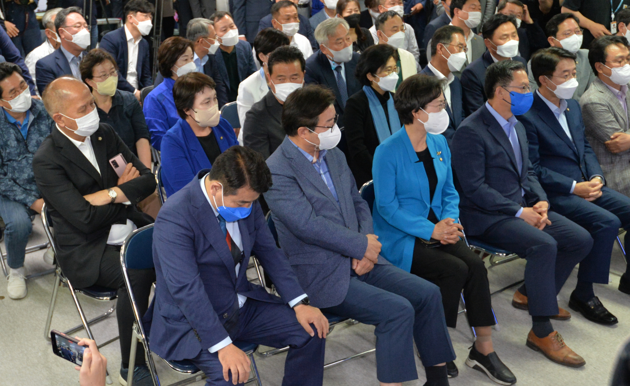 김동연 더불어민주당 경기도지사 후보 캠프 관계자들이 1일 오후 경기도 수원시 팔달구 선거사무소에서 굳은 표정으로 개표방송을 보고 있다. [연합]