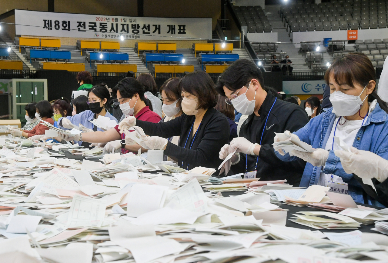 1일 오후 경기도 수원시 장안구 수원종합운동장 실내체육관에 마련된 개표소에서 제8회 전국동시지방선거 개표가 진행되고 있다. [연합]
