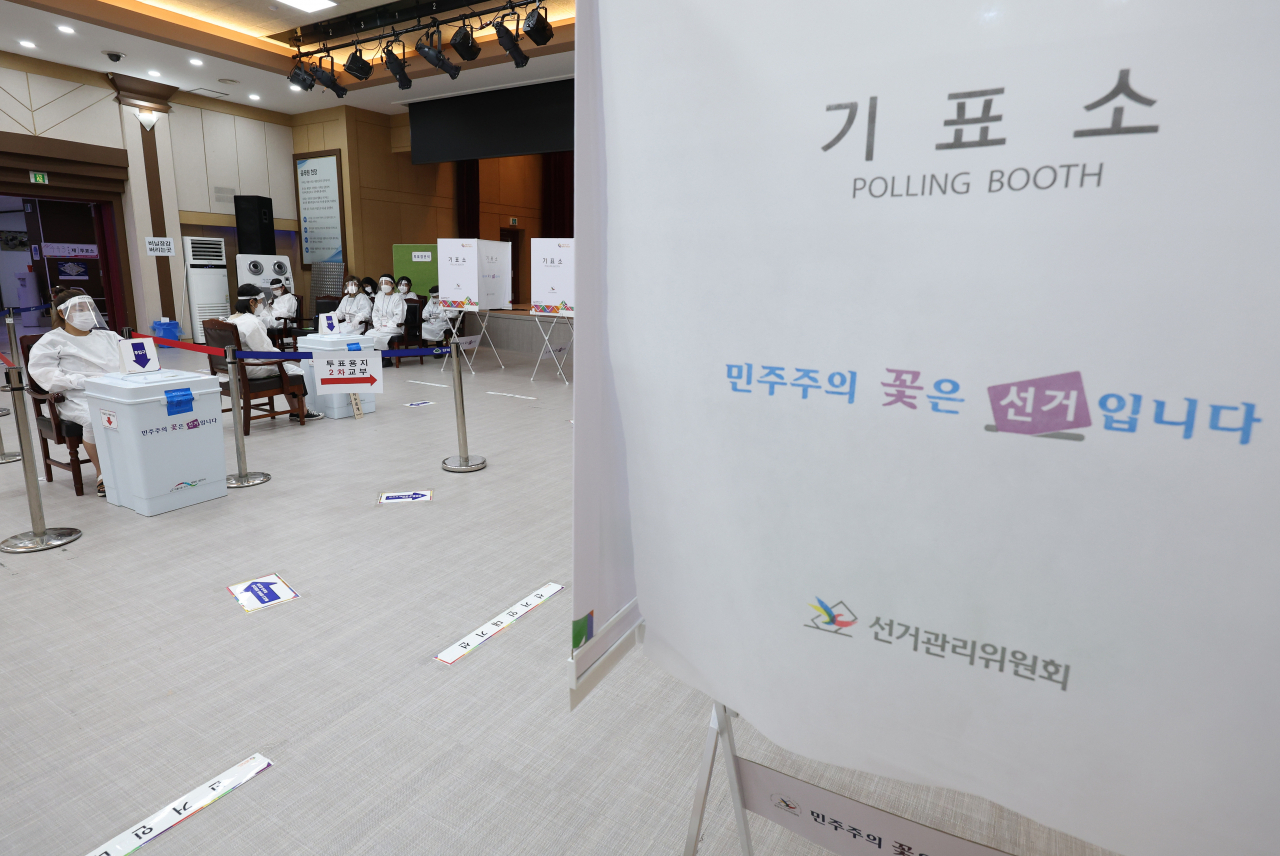 제8회 전국동시지방선거일인 1일 서울 강북구 강북구청에 마련된 수유3동 제1투표소가 한산한 모습을 보이고 있다. 이 투표소에는 확진·격리자 투표 가능 시간 동안 유권자가 한 명도 오지 않았다. [연합]
