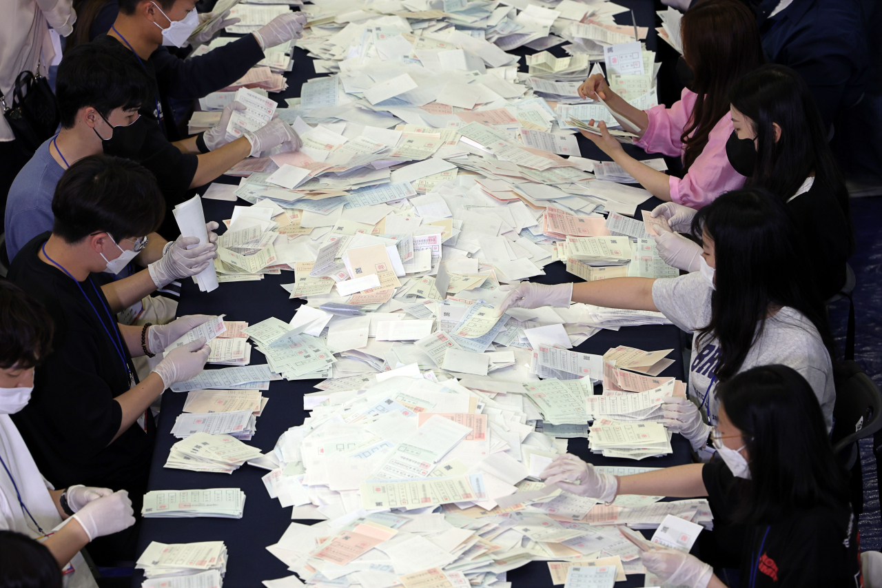 제8회 전국동시지방선거일인 1일 오후 서울 동대문구 체육관에서 개표작업이 진행되고 있다. 연합뉴스