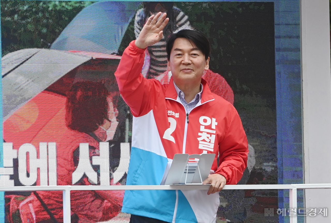안철수 국민의힘 성남 분당갑 국회의원 후보가 30일 경기도 성남시 분당구 판교동 일대에서 유세를 펼치고 있다. 이상섭 기자