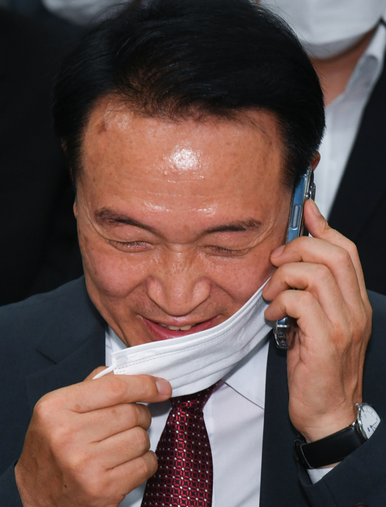 당선이 유력한 임태희 경기도 교육감 후보가 1일 오후 경기도 수원시 선거사무소에서 환하게 웃으며 통화하고 있다 [연합]