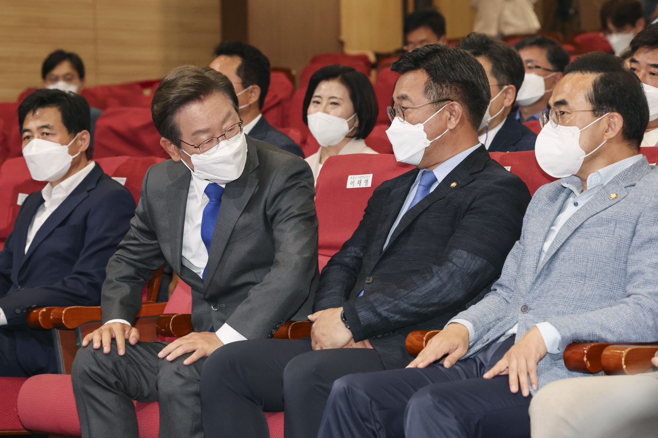 이재명 더불어민주당 총괄선대위원장과 윤호중 공동비상대책위원장이 1일 서울 여의도 국회의원회관에 마련된 민주당 개표상황실에서 전국지방선거와 보궐선거 출구조사 결과발표 방송을 지켜보며 대화하고 있다. [연합]