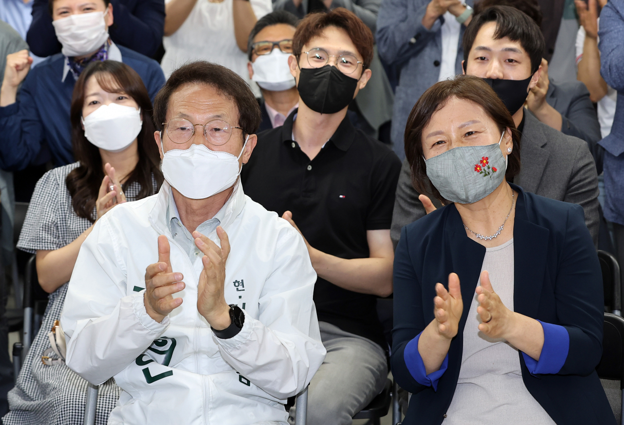 당선이 유력시 되는 조희연 서울시교육감 후보가 1일 서울 서대문구 한 빌딩에 마련된 선거 사무소에서 집계 상황을 지켜보며 박수치고 있다. [연합]