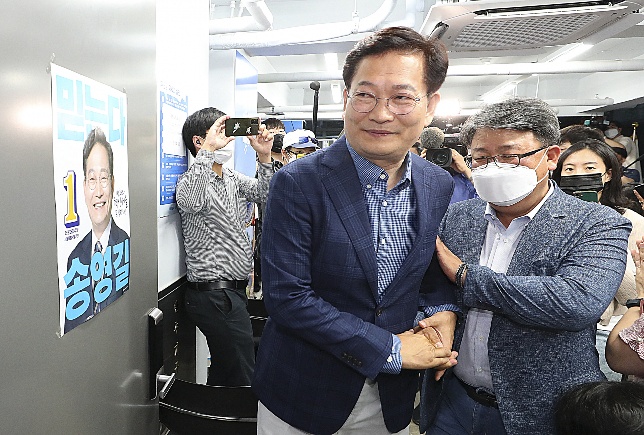 더불어민주당 송영길 서울시장 후보가 1일 서울 중구 무교동 캠프사무실에서 출구조사 방송을 지켜본 뒤 이동하고 있다. [연합]