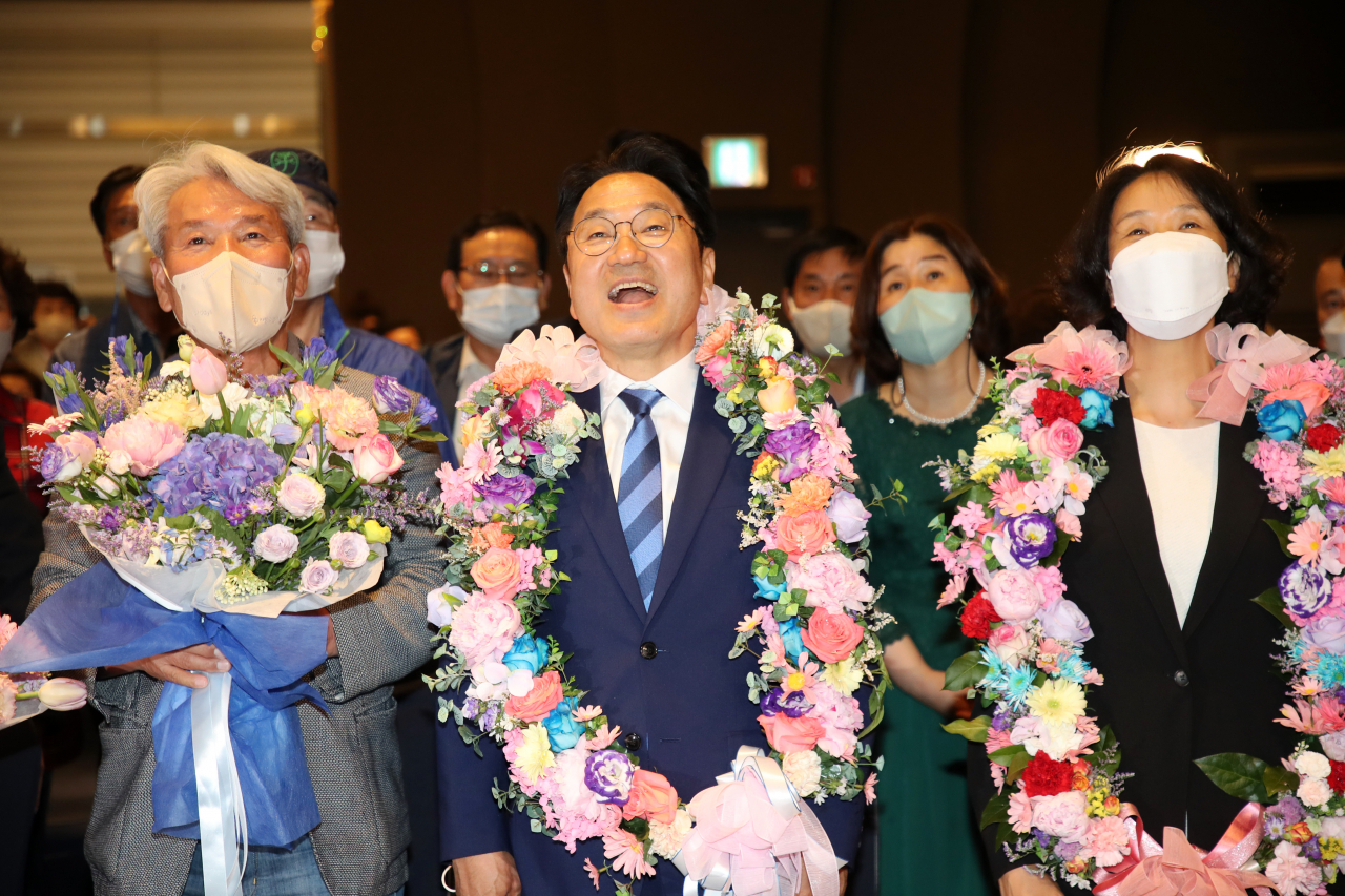 더불어민주당 강기정 광주시장 후보가 1일 서구 치평동 선거사무소에서 당선이 유력시되자 꽃다발을 받고 기뻐하고 있다. 연합뉴스