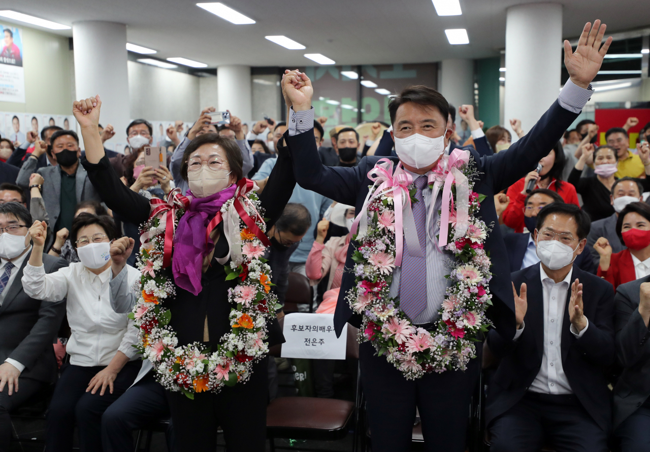 제8회 전국동시지방선거 충북도지사에 출마한 국민의힘 김영환 후보가 1일 오후 충북지사 당선이 유력시되자 자신의 선거 사무소에서 가족들과 환호하고 있다. [연합]