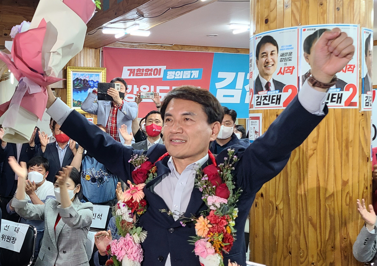 제8회 전국동시지방선거 강원도지사에 출마한 김진태 국민의힘 후보가 1일 오후 원주 선거 캠프에서 당선이 유력해지자 손을 들어 환호하고 있다. [연합]