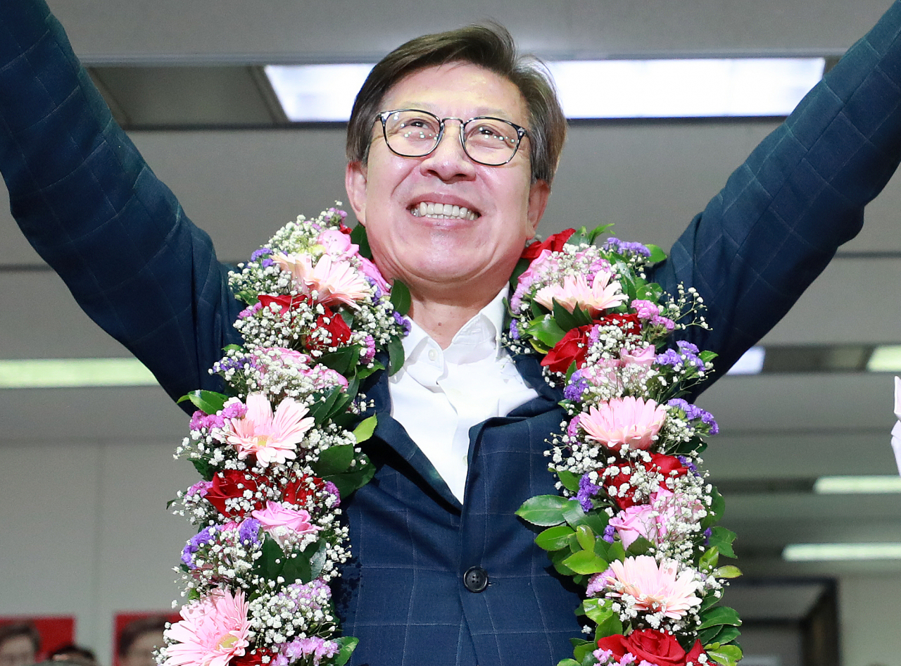 국민의힘 박형준 부산시장 후보가 1일 오후 선거사무소에서 당선이 확실시되자 꽃목걸이를 걸고 환하게 웃고 있다. [연합]