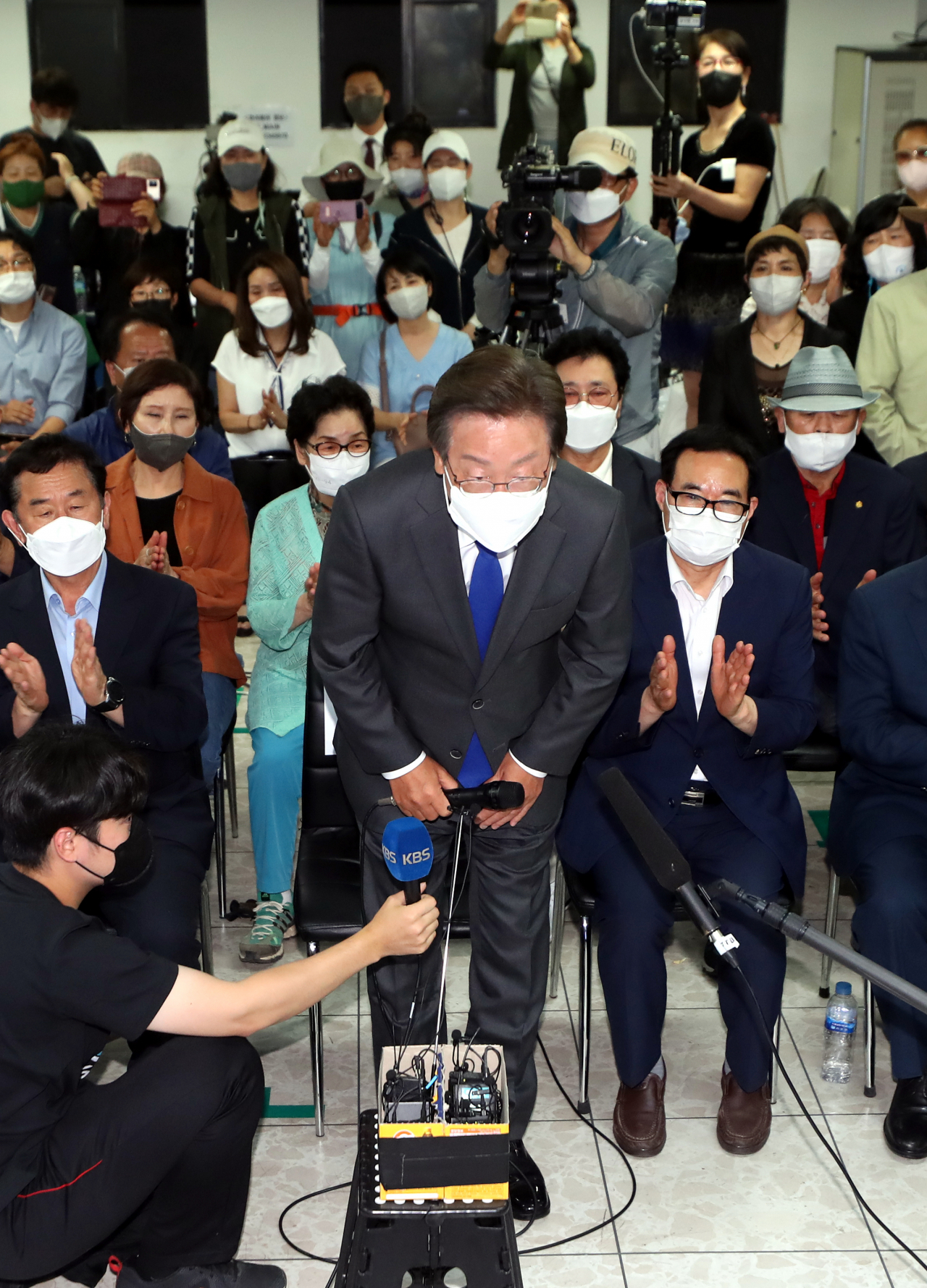 인천 계양을 국회의원 보궐선거가 시행된 1일 오후 더불어민주당 이재명 후보가 당선이 확실시되자 인천시 계양구 자신의 선거사무소에서 감사 인사를 하고 있다. [연합]