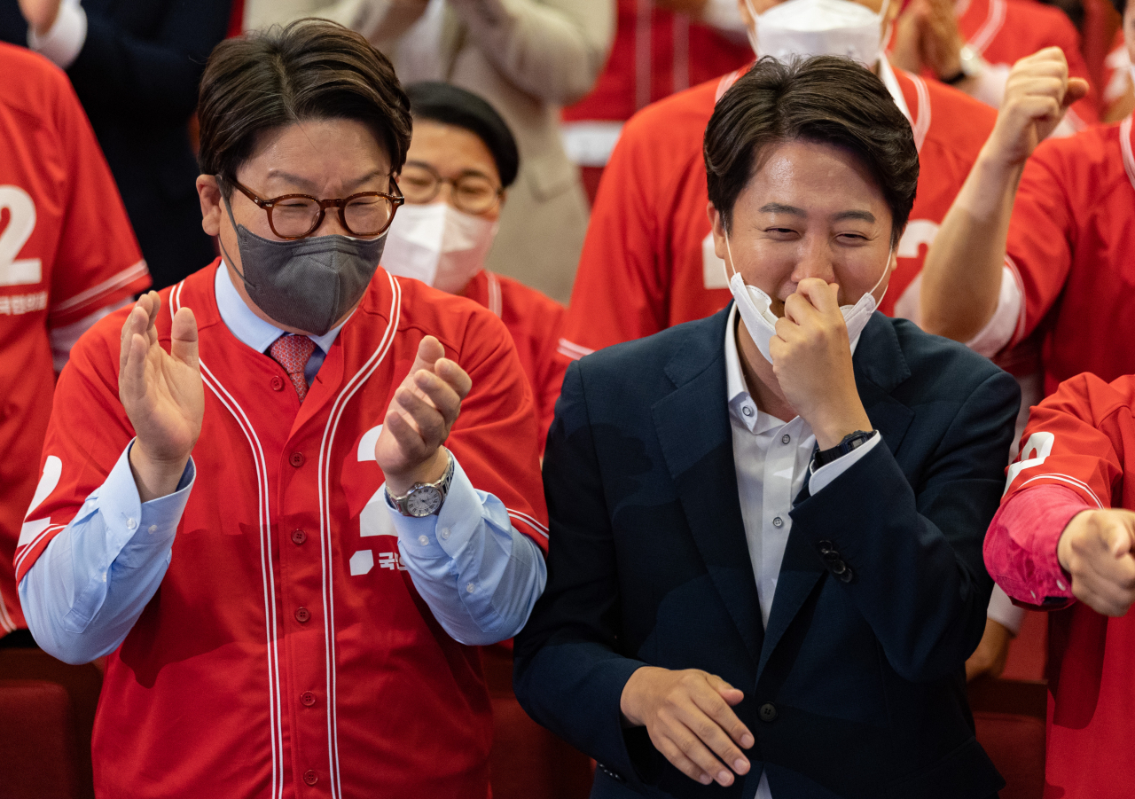 국민의힘 이준석 대표와 권성동 원내대표가 1일 서울 여의도 국회도서관에 마련된 ‘국민의힘 제8회 지방선거 개표상황실’에서 출구조사 방송을 시청하며 기뻐하고 있다. [연합]