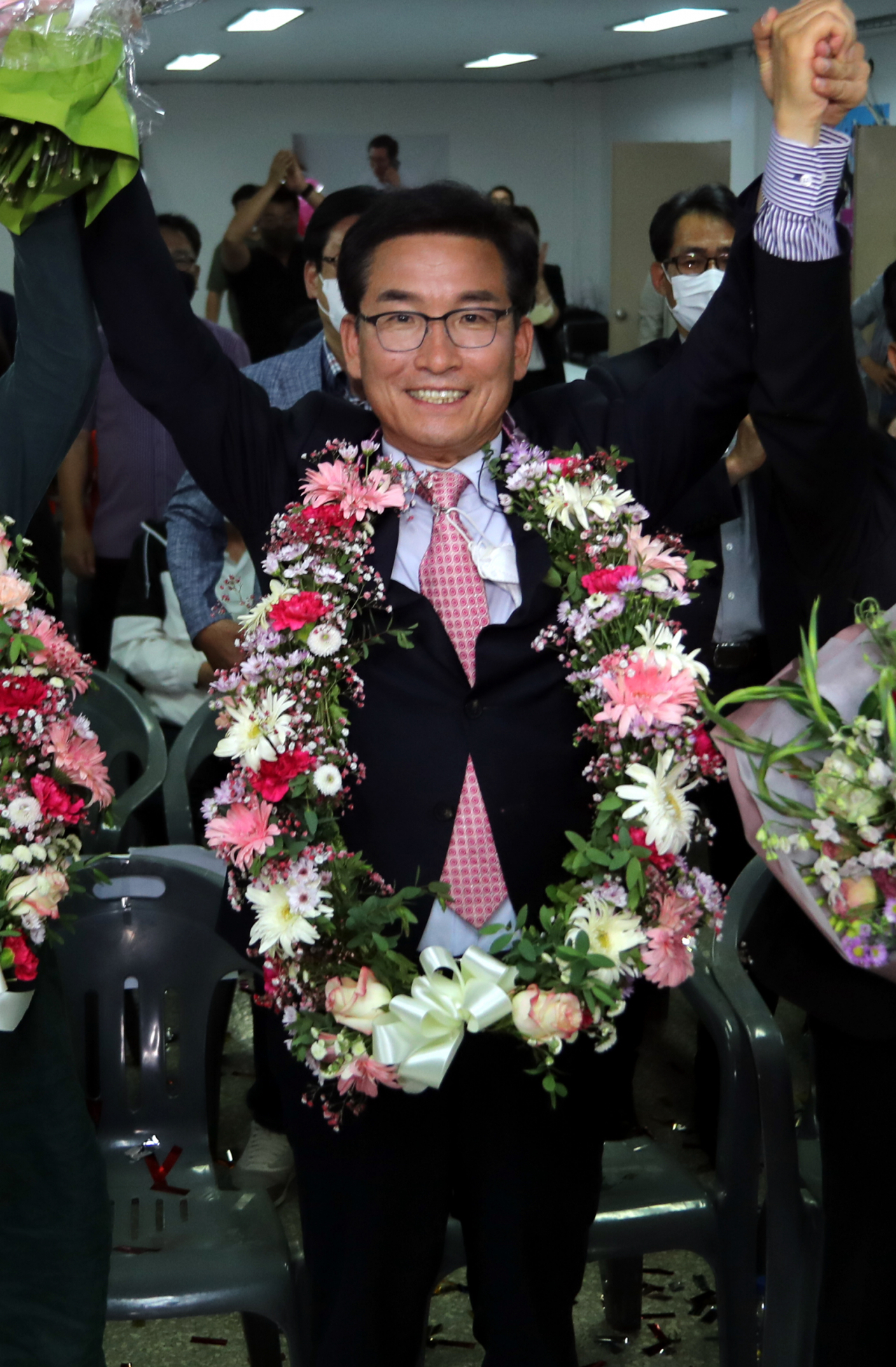윤건영 충북도교육감 후보가 1일 오후 청주 흥덕구 봉명동 선거사무소에서 당선이 확실시된 뒤 꽃목걸이를 걸고 기뻐하고 있다. [연합]
