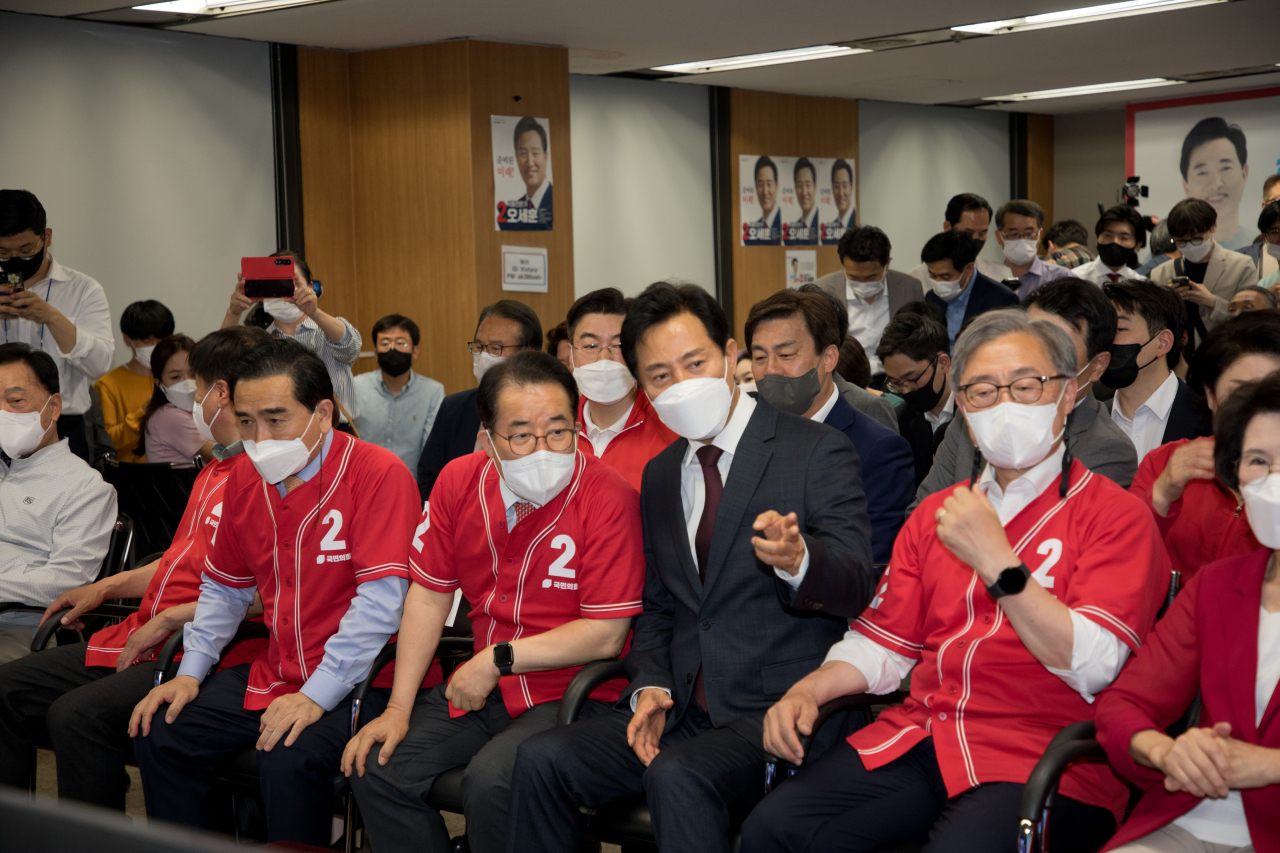 국민의힘 오세훈 서울시장 후보와 당 지도부가 1일 저녁 서울 중구 한국프레스센터에 마련된 선거사무소에서 '제8회 전국동시 지방선거' 방송 3사(KBS·MBC·SBS) 출구조사 결과를 보고 있다. [연합]